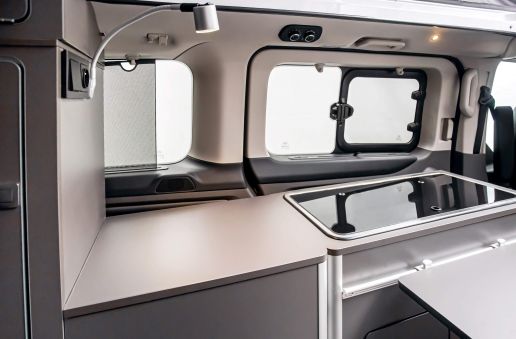 Schrank im oberen, hinteren Bereich des Fahrzeuges
