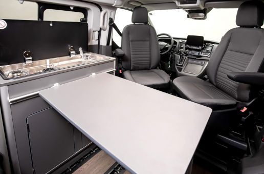 Klappbarer und verschiebbarer Tisch am Schlafbank