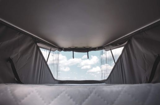 Aufstelldach mit Zelt und Bett