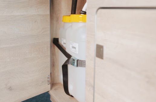 Accessoires: Gasflasche 2,8 kg. Zwei Kanister für sauberes und Schmutzwasser.